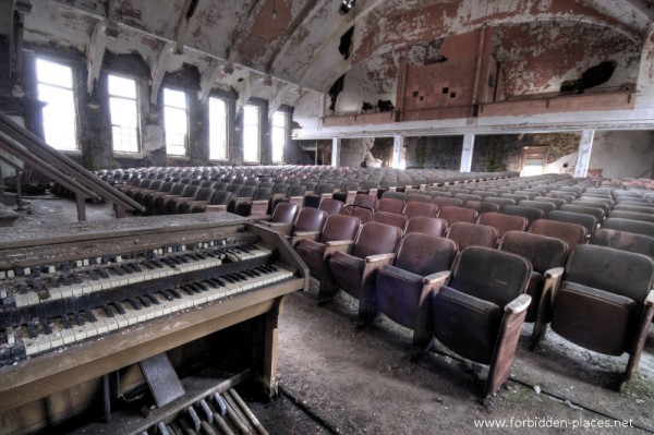 Salle de spectacle abandonnée en HDR