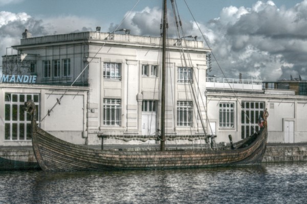 Drakkar dans le port de Caen par Eméric Besnier