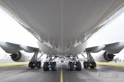 Boeing 747 cargo vue d'en dessous prise de vue normale.