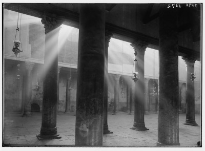 Rayons de lumière dans l'Eglise de la nativité à Bethlehem