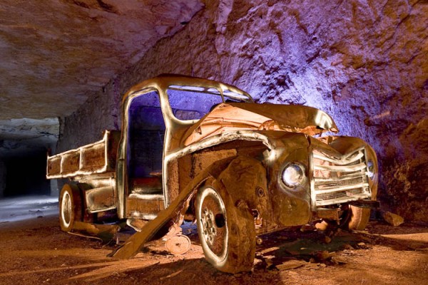 Camion dans un carrière souterraine en lightpainting C Pierre-Henry Muller